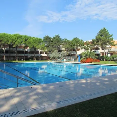 Flat With Terrace Overlooking The Pool Апартаменты