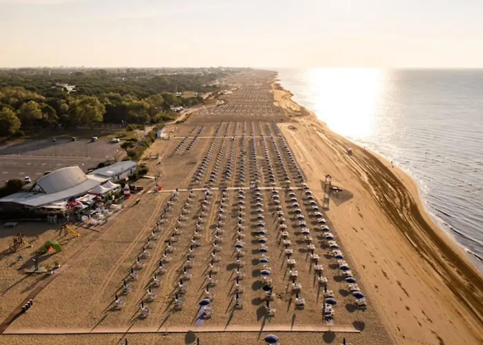 Flat With Terrace Overlooking The Pool Бибионе