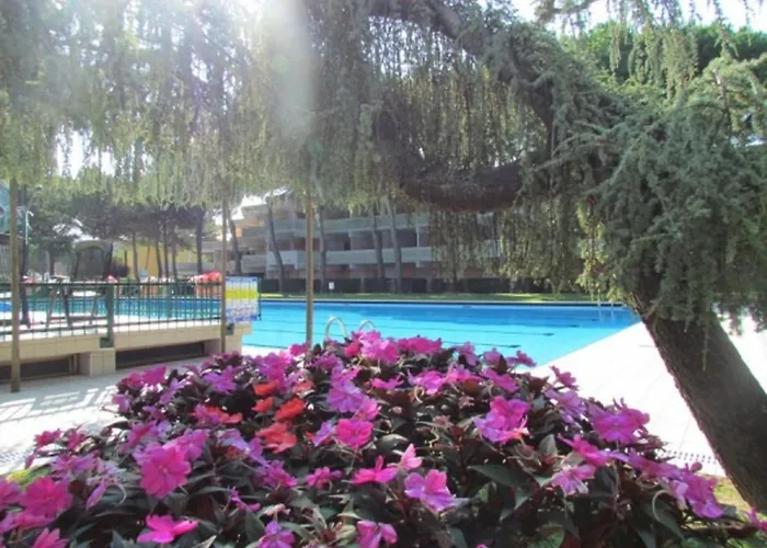 Flat With Terrace Overlooking The Pool アパート *